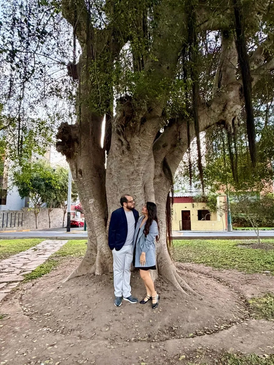 Lourdes y Yoel mirándose bajo un gran árbol