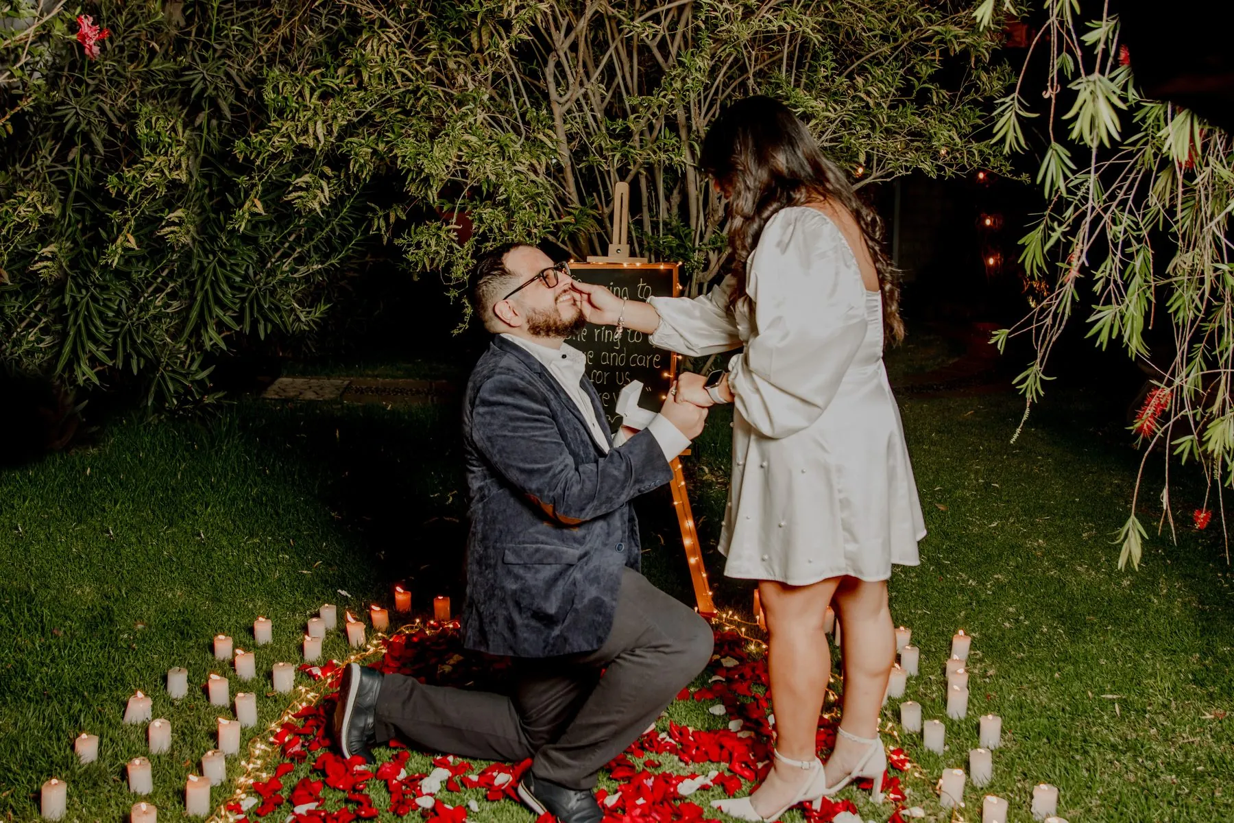 La propuesta de matrimonio: de rodillas entre velas y pétalos de rosa